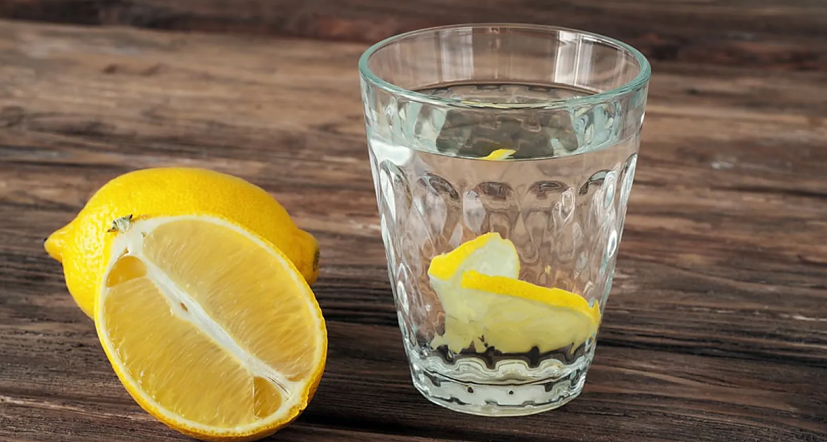 Ползи от топла вода с лимон.