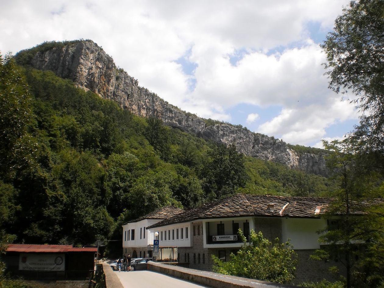 Дряновският манастир Св. Архангел Михаил до Габрово и пещерата Бачо Киро