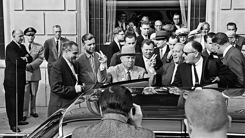 Никита Хрушчов при визитата си в САЩ през 1959 г. получава забрана за посещение на Дисниленд.