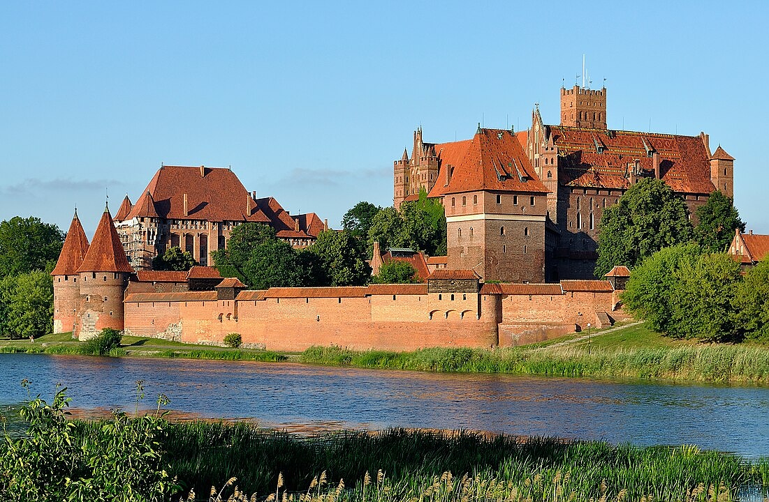 Най-големият тухлен замък в света Малборк се намира в Полша.