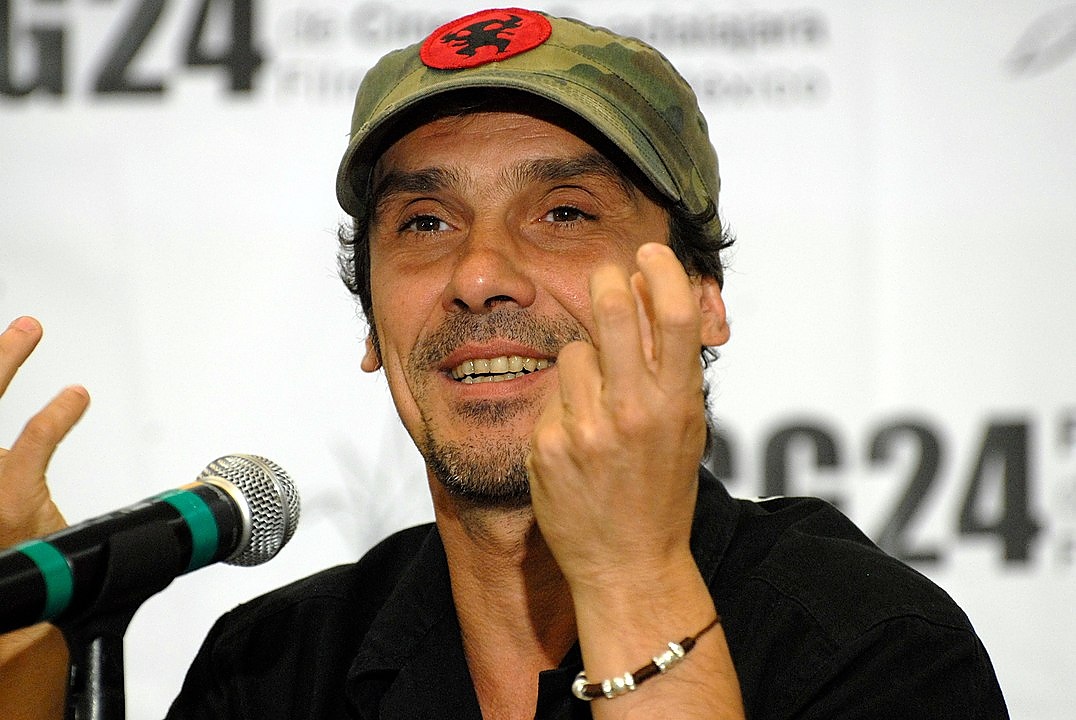 Музикантът Ману Чао кръщава свой албум и група на системата за комуникация, използвана от бунтовниците в Кубинската революция.