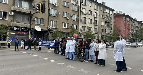 Лекари и мед. сестри от