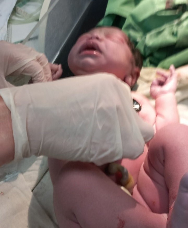 Парамедикът Борислав Караниколов сам изроди бебе в линейка в Бургас