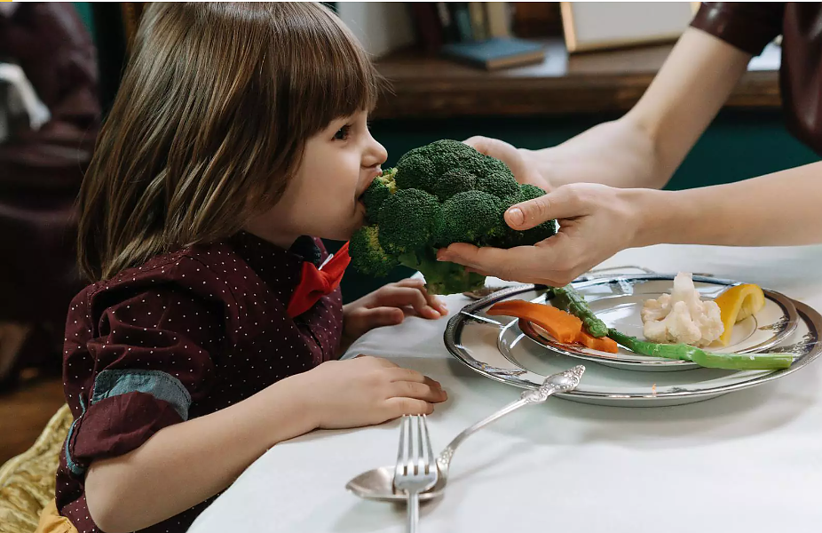 Усмихнатият родител може да насърчи детето да яде повече зеленчуци
