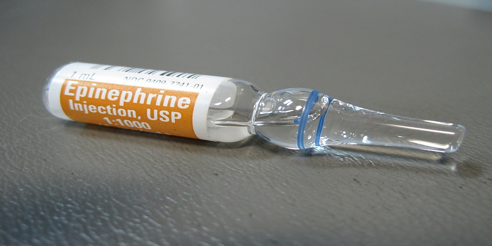 Хормонът адреналин в човешкото тяло е известен като епинефрин.