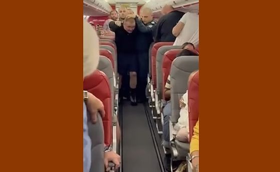 Пиян британец опита да отвори вратата на самолет, арестуваха го на летище