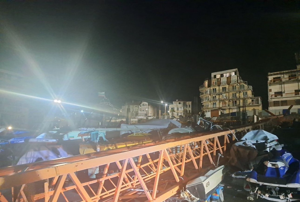 Пандал кран на пристанище Поморие