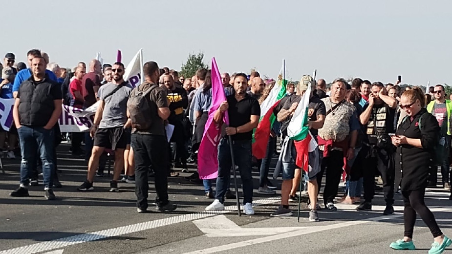 Министърът на енергетиката отива при протестиращите, премиерът ги кани на среща