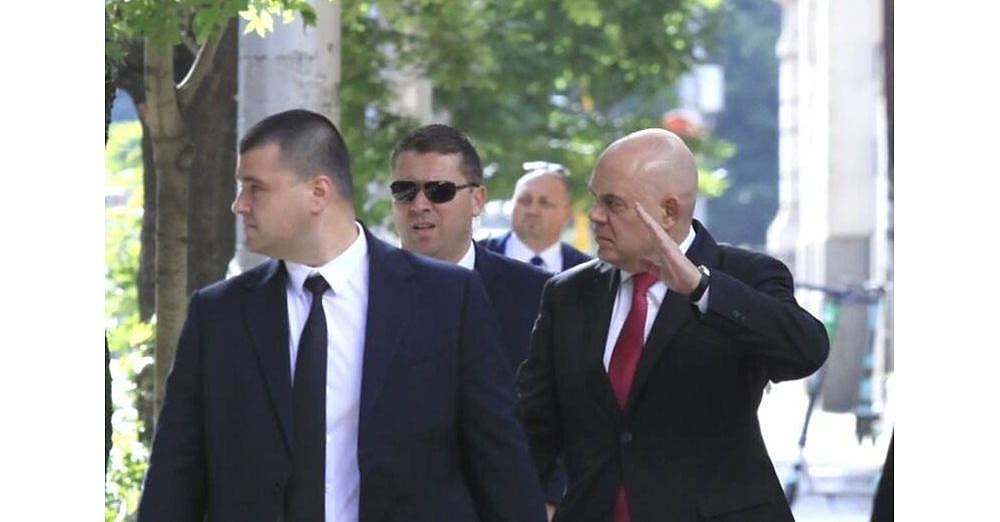 Гешев отлага обръщението си към нацията