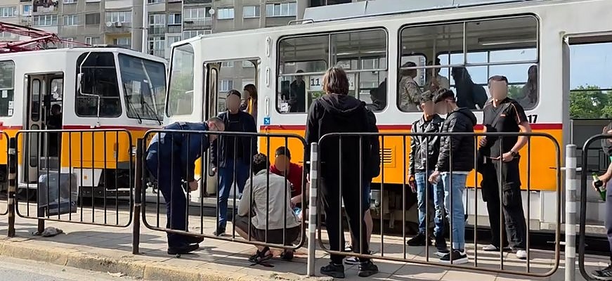 Локали удариха дете по главата с бирено шише в трамвай в София