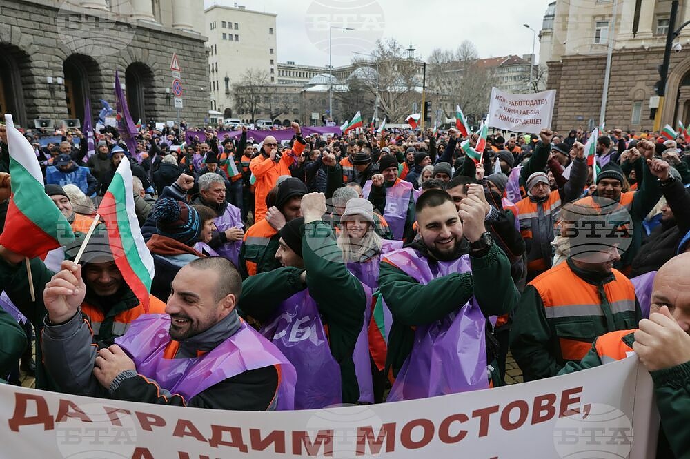 миньори на протест пред Министерския съвет срещу данък