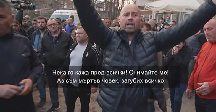 Десетки чакаха пред болницата в Кочани