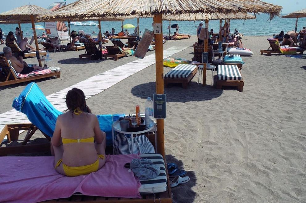 Чадърите на бургаския плаж вече се резервират с QR код за 1.20 лв