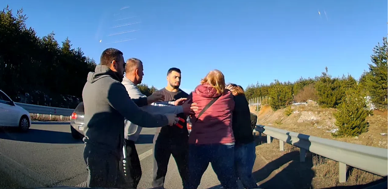 Жени се биха на автомагистрала