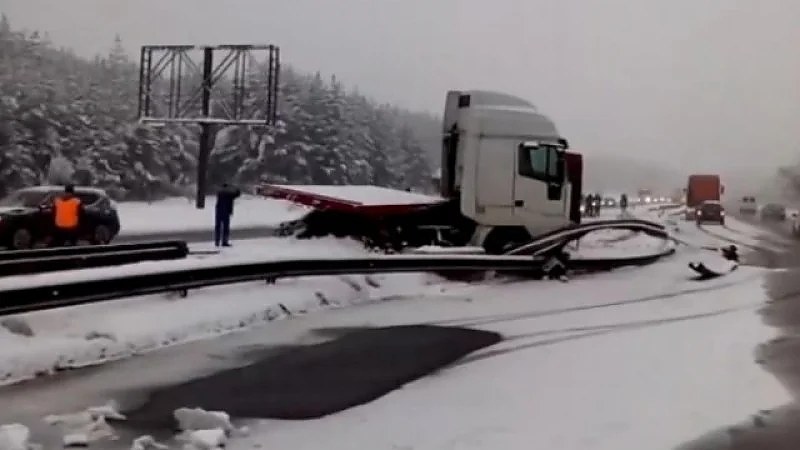 Тир се завъртя и затвори АМ 