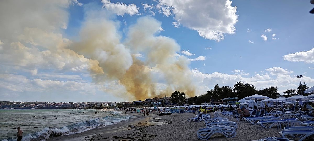 Голям пожар гори в района на Каваци край Созопол