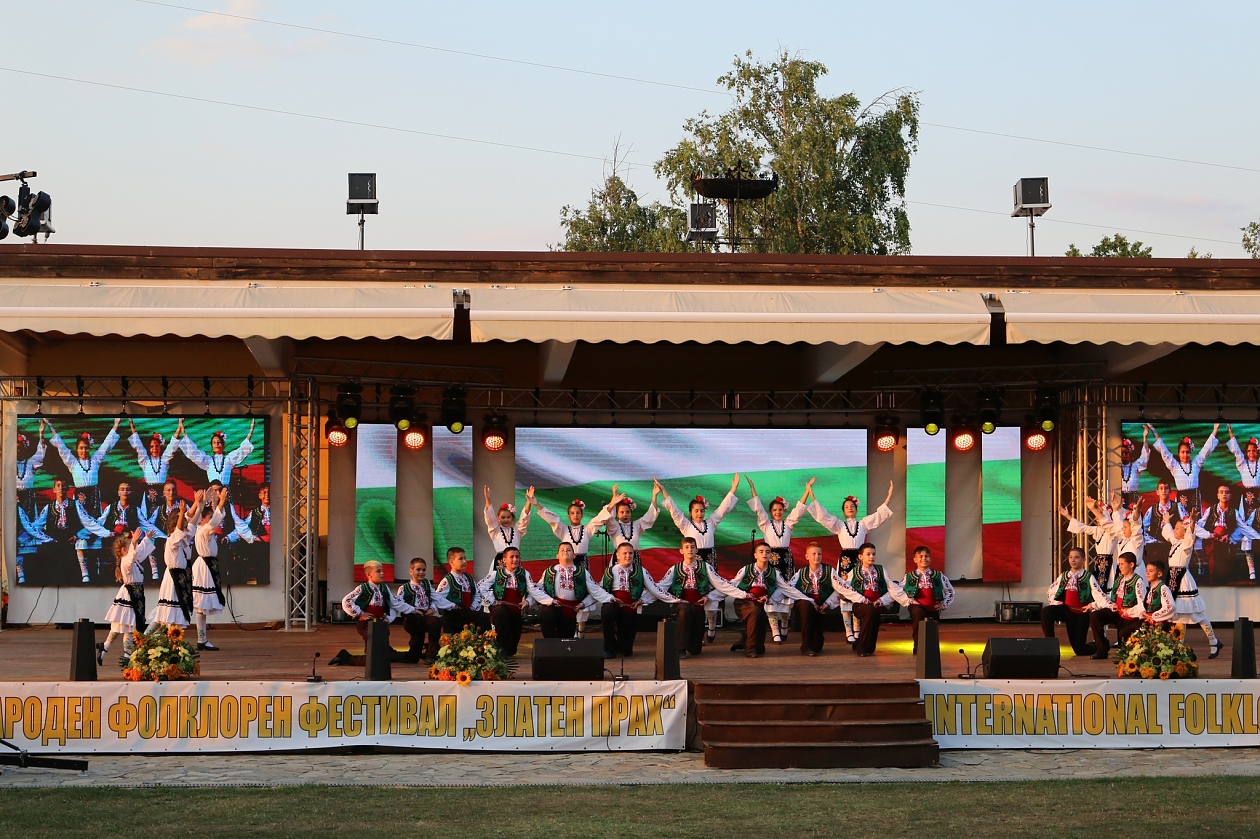 Пет хиляди посетители на Международния фолклорен фестивал “Златен прах” - с. Челопеч