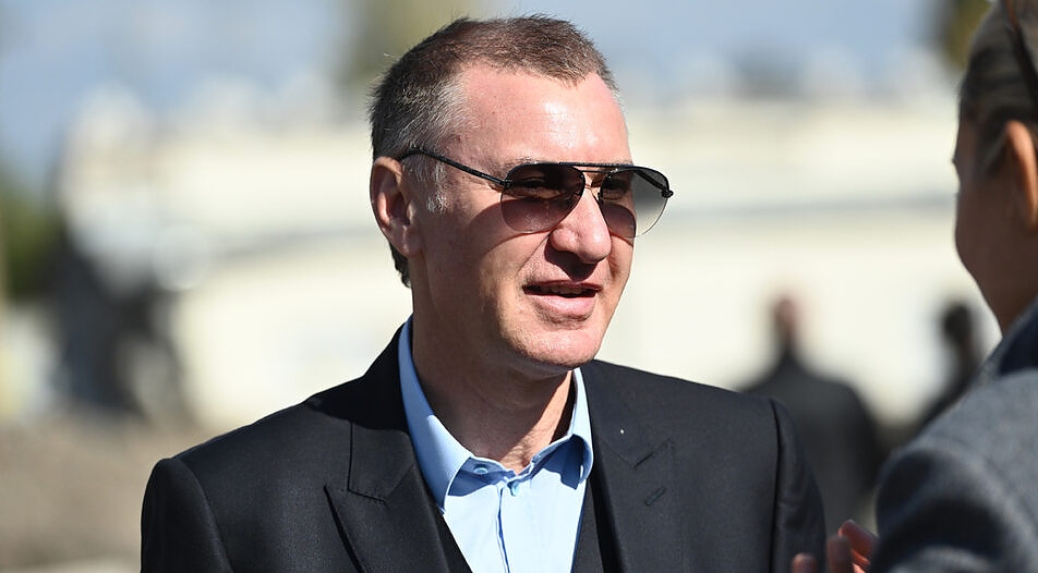 Полицията задържа шефа на