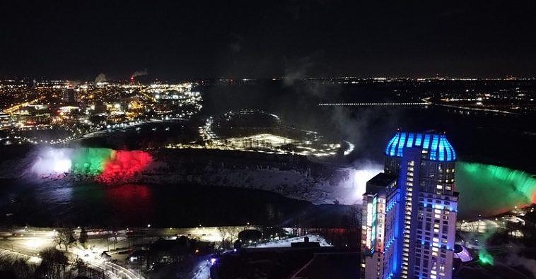 Ниагарският водопад светна в бяло, зелено, червено в чест на 3 март