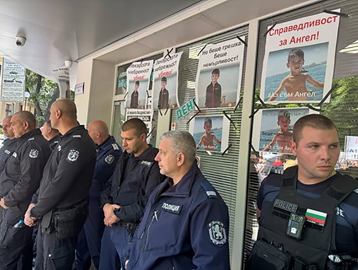Полицаи в Пловдив свалиха шапки и сведоха глави пред протестиращите за смъртта на 6-годишния Ангел