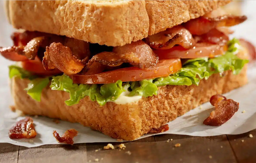 Трите основни съставки в класическия сандвич “BLT”