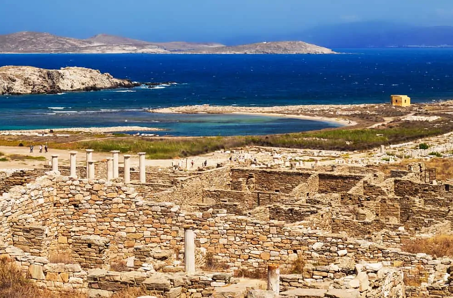Според митологията Аполон и Артемида са родени на гръцкия остров Делос.