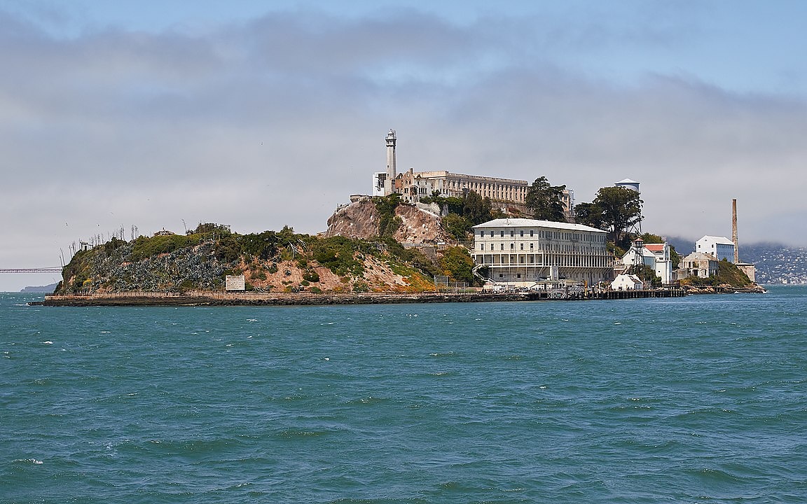 Бившият затвор Алкатраз се намира в залив на американски град Сан Франциско.