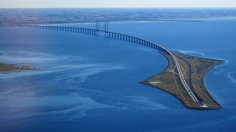 Дългият 7845 м мост Йоресунд свързва градовете Малмьо и Копенхаген.