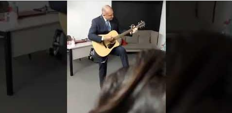 Хитово видео след изборната победа: Румен Радев пее и свири на китара