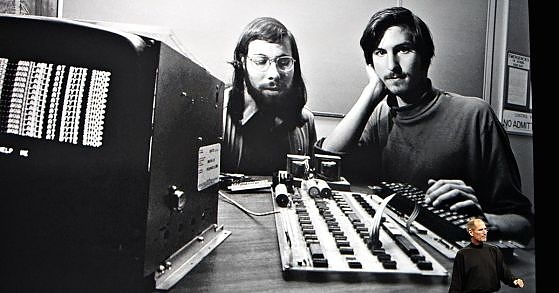 На 1 април 1976 г. Стив Джобс и Стив Возняк регистрират Apple Computer.