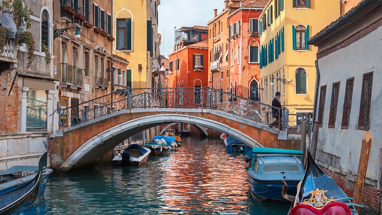 През 2024 г. град Венеция въвежда такса от 5 евро за допускане на еднодневни посетители.