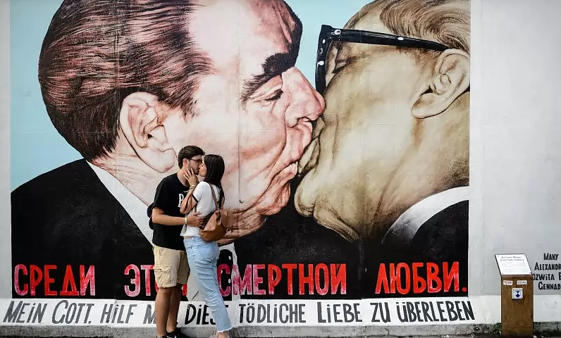 Стенопис на целувка между социалистическите лидери Брежнев и Хонекер e запазен и до днес на източната част на Берлинската стена. 