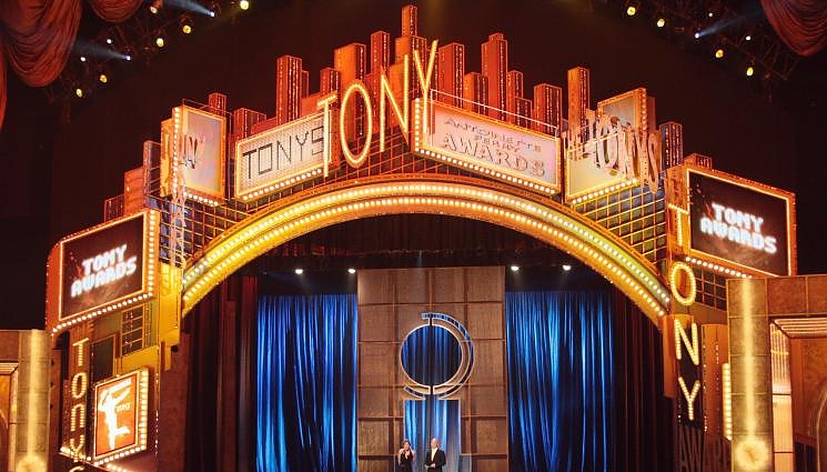 Наградата Тони се присъжда за принос към театралното изкуство на Бродуей.