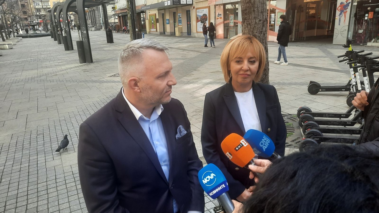 Манолова е председател на парламентарната група на Изправи се! Мутри вън!