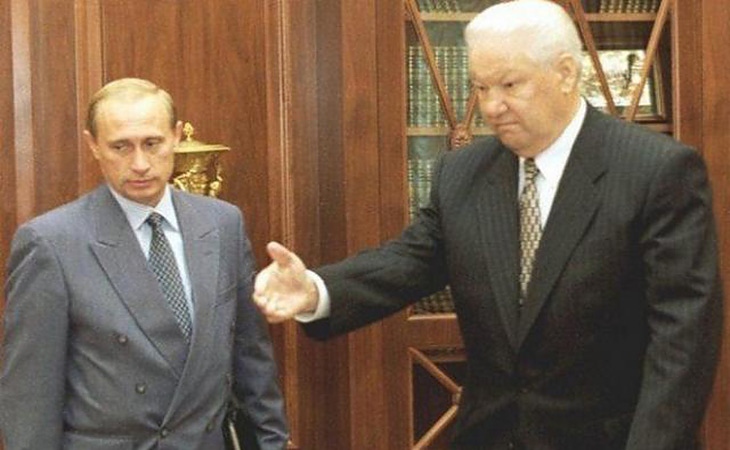 Кой лидер подава оставка 31 декември 1999 г., искайки прошка от народа за несбъднатите им мечти