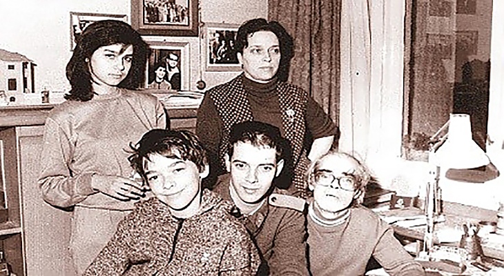 Надежда Захариева е родена на 3 ноември 1944 г. в Радово