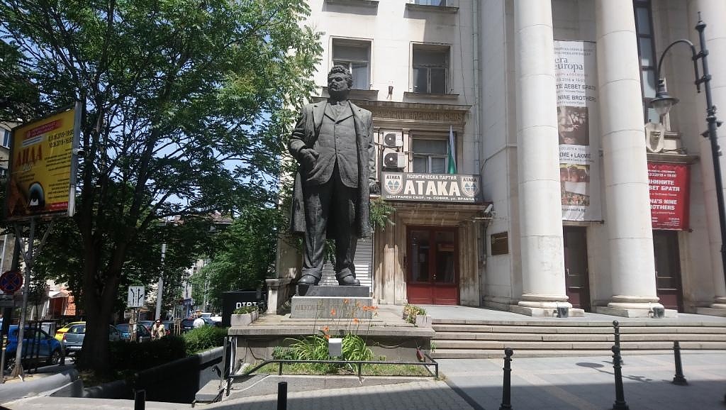 Пред сградата на Националната опера и балет в София се намира паметник на Александър Стамболийски.
