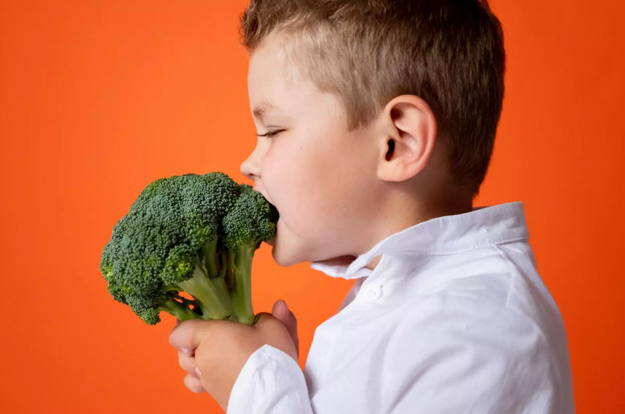 Деца ядене зеленчуци