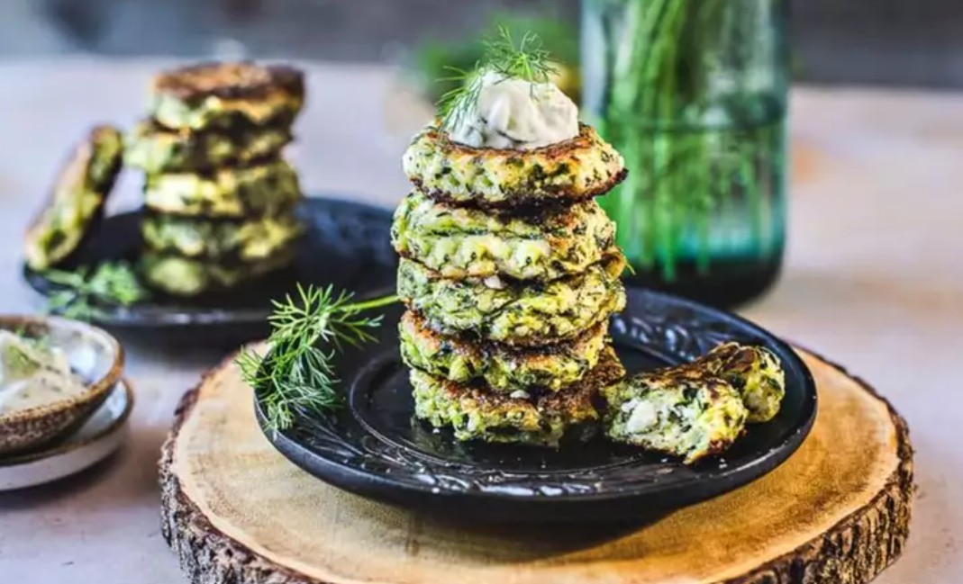 Зелени палачинки с лук и копър