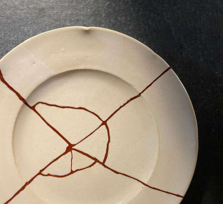 Кинцуги - залепване на счупени чаши и чинии