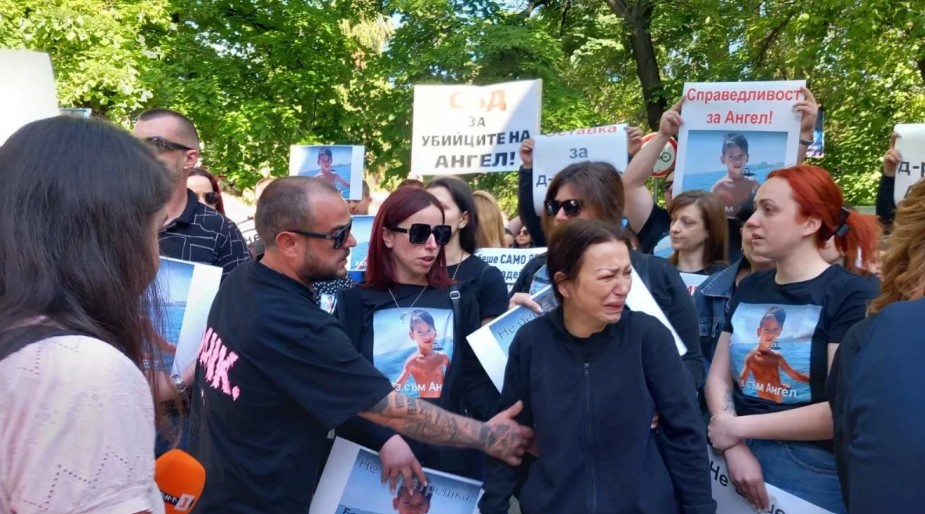 Протести в Пловдив за загиналото дете след зъболекарска манипулация