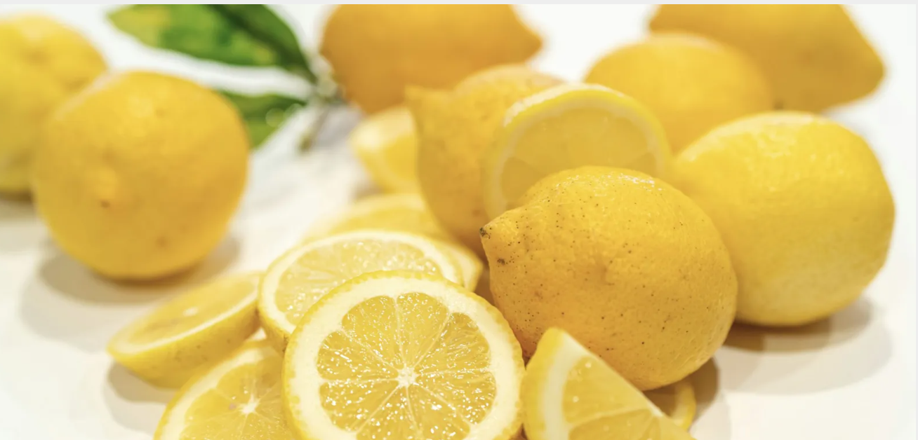 Лимон срещу неприятна миризма в хладилника